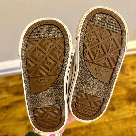 Converse Chuck Taylor All Star Sneaker Infant Sz 7 Gold Glitter Stars Low Top - Picture 5 of 6